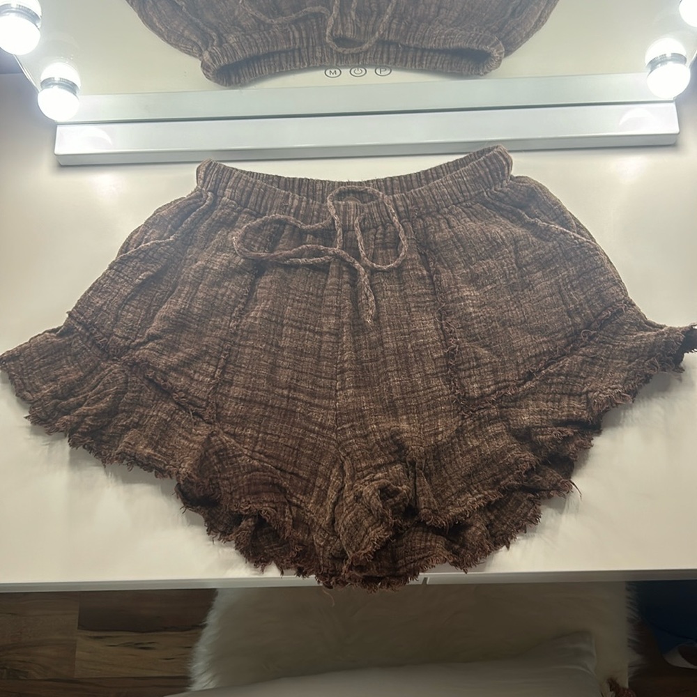 Free people adjustable waste flowy shorts. ONE SIZE